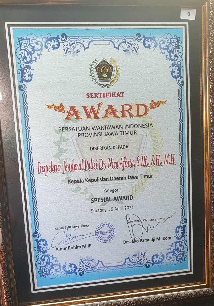 Kapolda Jatim Menerima PWI Jatim Award Kategori ‘Special Award’ Dalam Penanganan Pandemi Covid-19 Terbaik