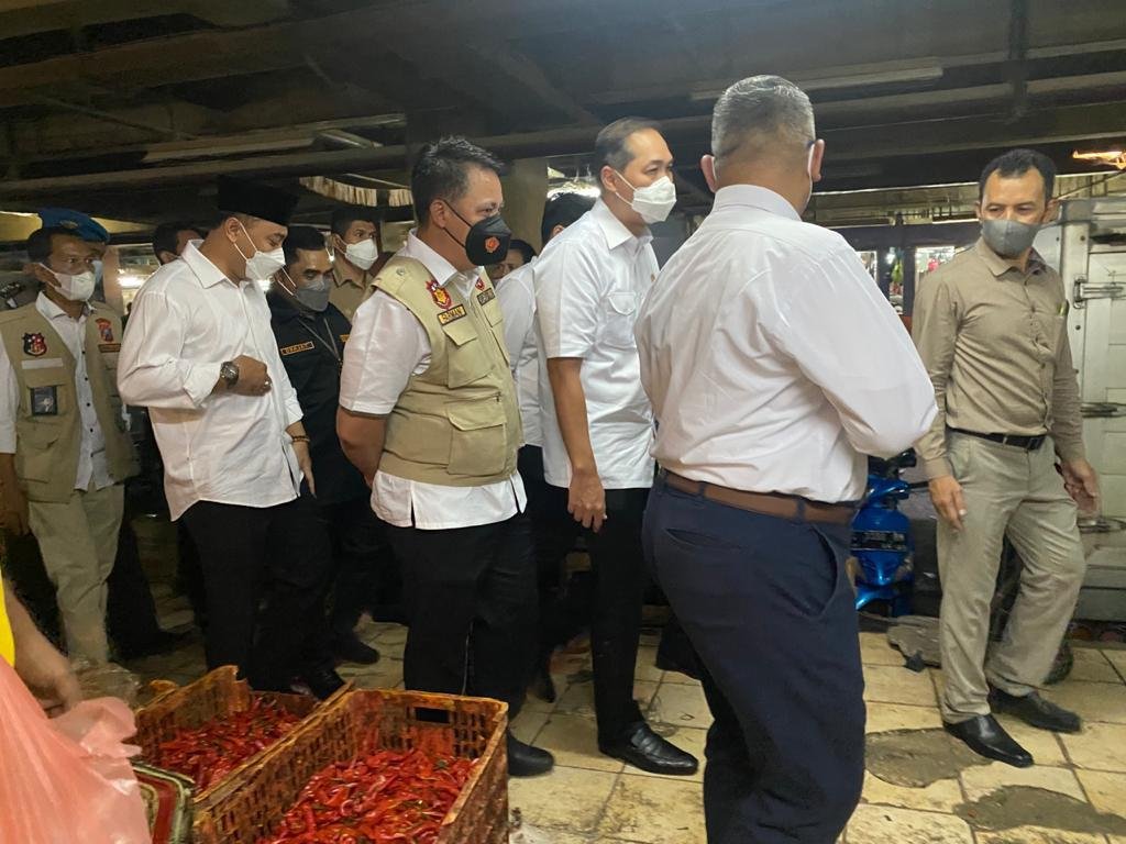 Satgas Pangan Polda Jatim, Bersama Menteri Perdagangan Pantau Harga dan Stok Kebutuhan Bahan Pokok di Pasar Wonokromo