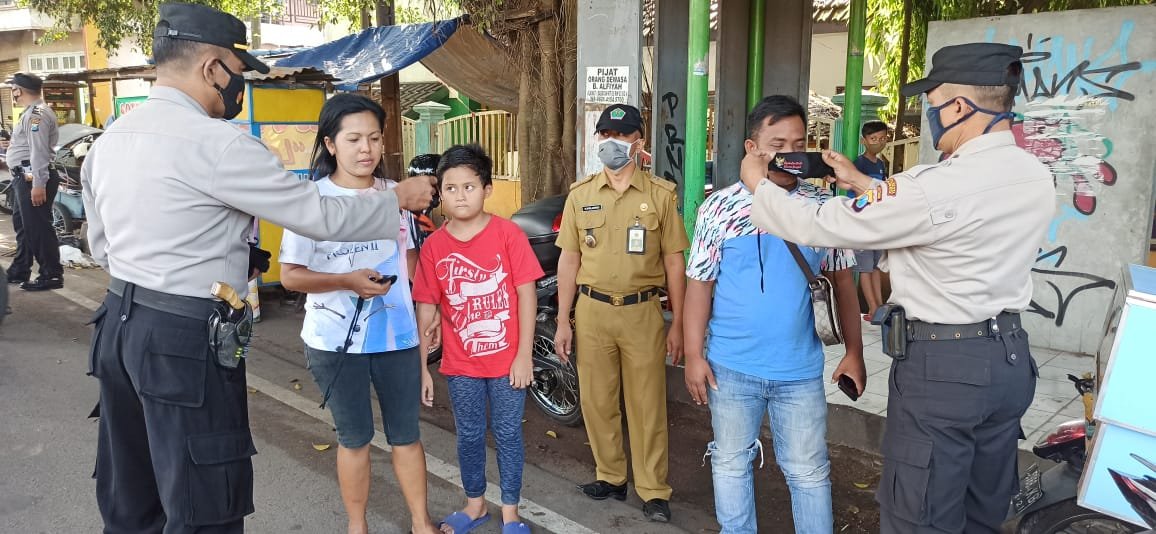 Masih Temui 20 Pelanggar Prokes di Mergosono Kota Malang, Polisi Berikan Sanksi dan Bagikan Masker