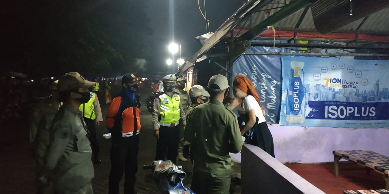 Operasi Yustisi, Bagikan Masker dan Himbauan Prokes di Warung Kopi