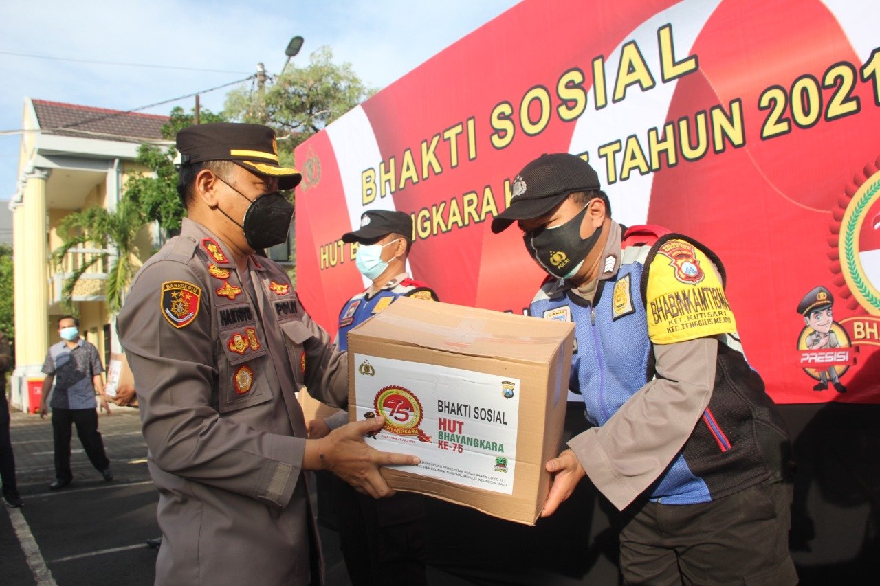 Sambut HUT Bhayangkara Ke-75, Polrestabes Surabaya Distribusikan Ratusan Paket Sembako