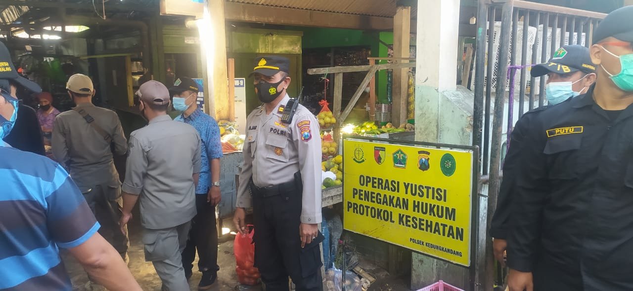 Polresta Malang Kota Operasi Yustisi, Berikan Himbauan Prokes di Pasar Mergosono