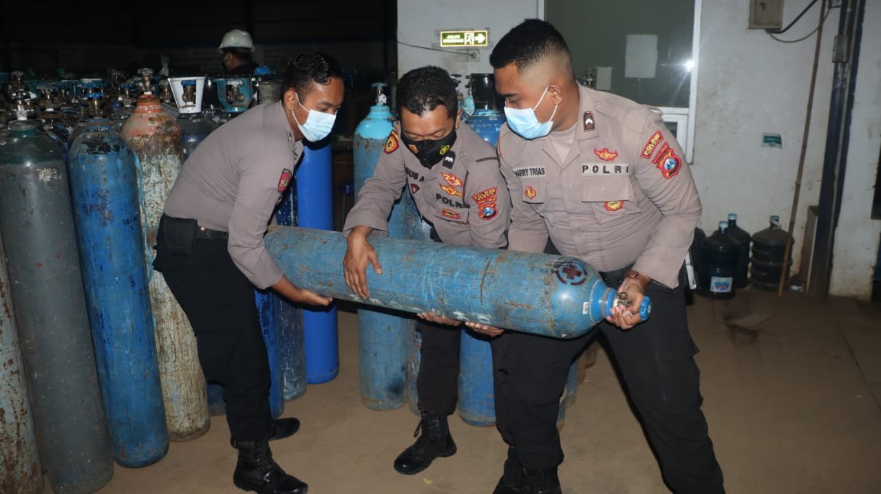 Demi Kemanusiaan, Polisi Bantu Distribusi Oksigen ke Rumah Sakit di Kabupaten Gresik