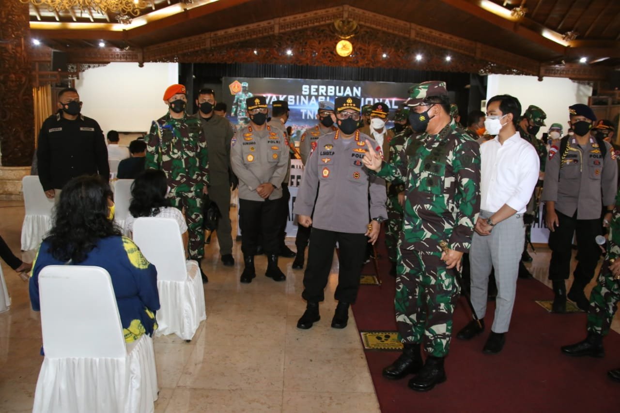 Panglima TNI dan Kapolri Tinjau Serbuan Vaksinasi di Solo