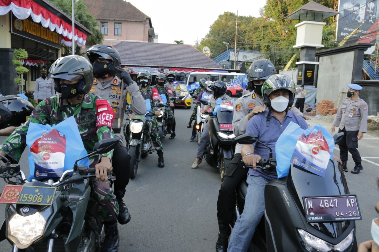 Berbagi Senyum Polresta Malang Kota, Gelontorkan 1.500 Bingkisan Sembako Untuk Warga