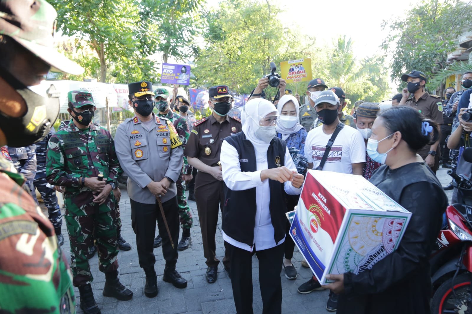 Forkopimda Jatim Berikan Bansos dan Ajak Masyarakat Bervaksin