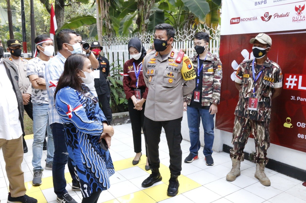 Kunjungi Posko Relawan MBLC, Kapolresta Malang Kota Berikan Bantuan Sembako dan Alat Medis