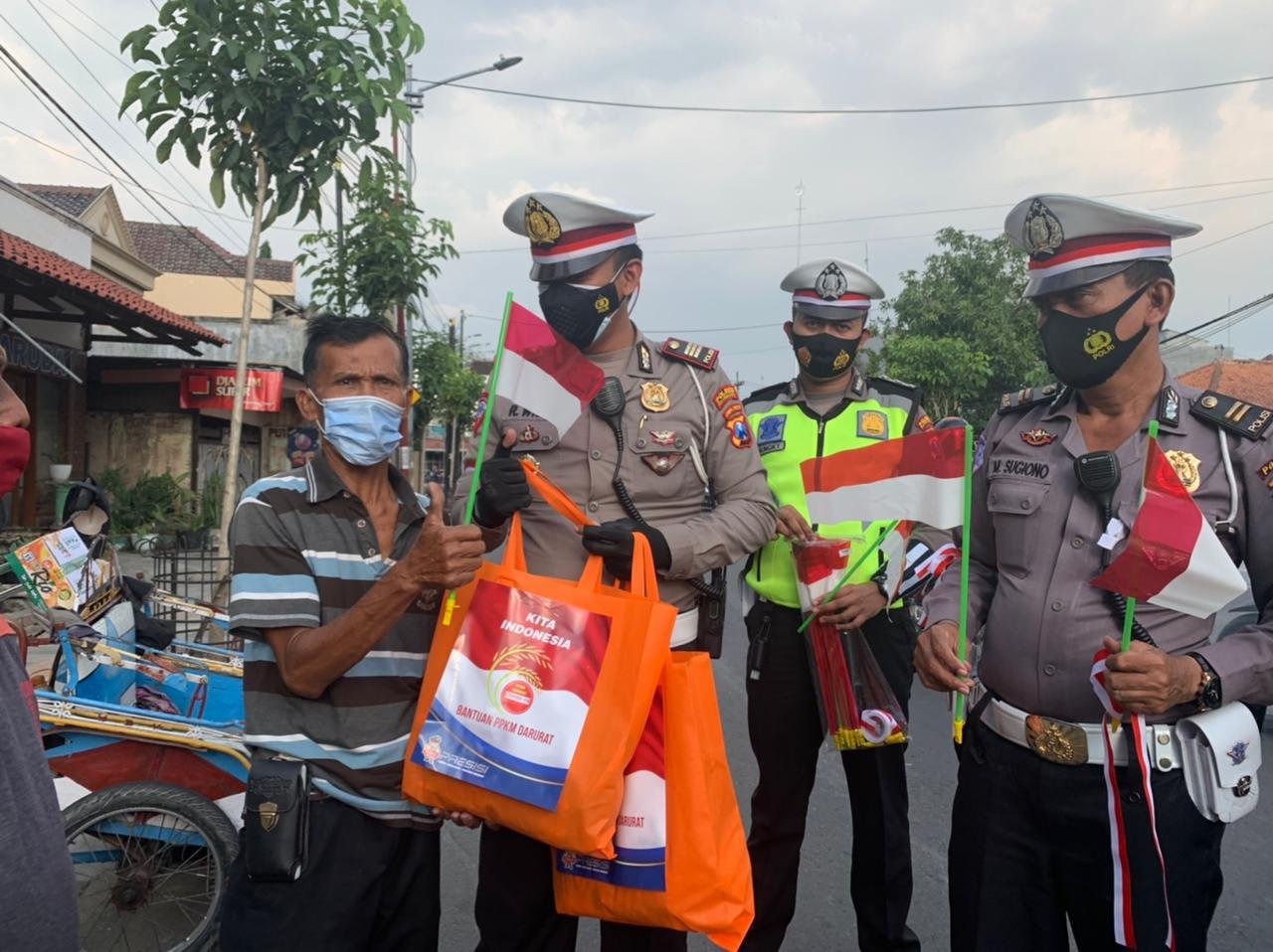 Wujudkan Polri Peduli, Satlantas Polres Bojonegoro Berikan Paket Sembako dan Bendera Merah Putih untuk Warga Terdampak Covid -19