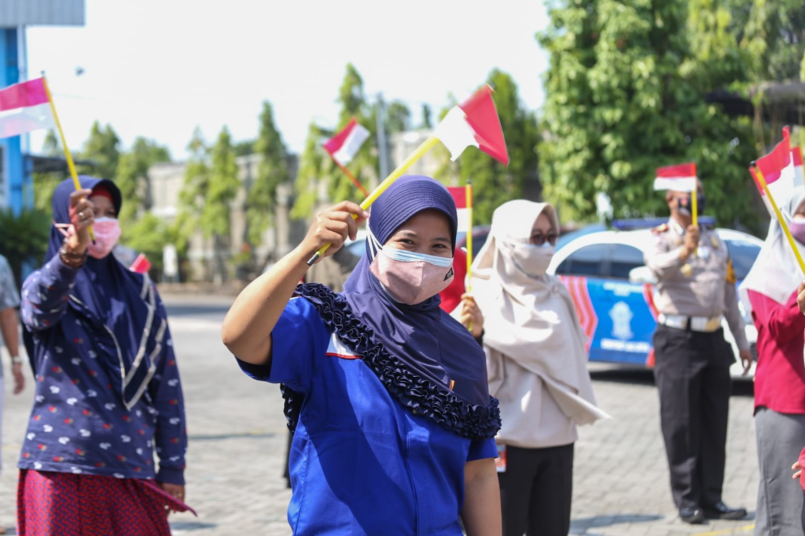 Kapolres Jombang bersama Buruh Kibarkan Bendera Merah Putih Sebagai Simbol Lawan Corona