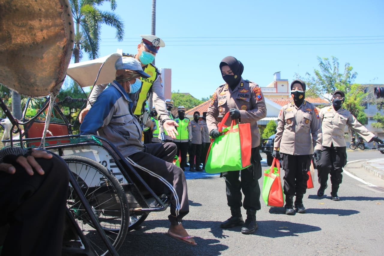 Peringati HKGB ke-69 Dan Menyambut Hari Jadi Polwan ke-73, Polwan Polrestabes Surabaya Salurkan Ratusan Paket Sembako