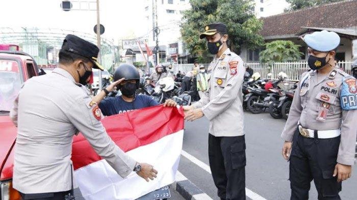 Polresta Malang Kota Bagikan Seribu Bendera Merah Putih, Bangkitkan Rasa Nasionalisme
