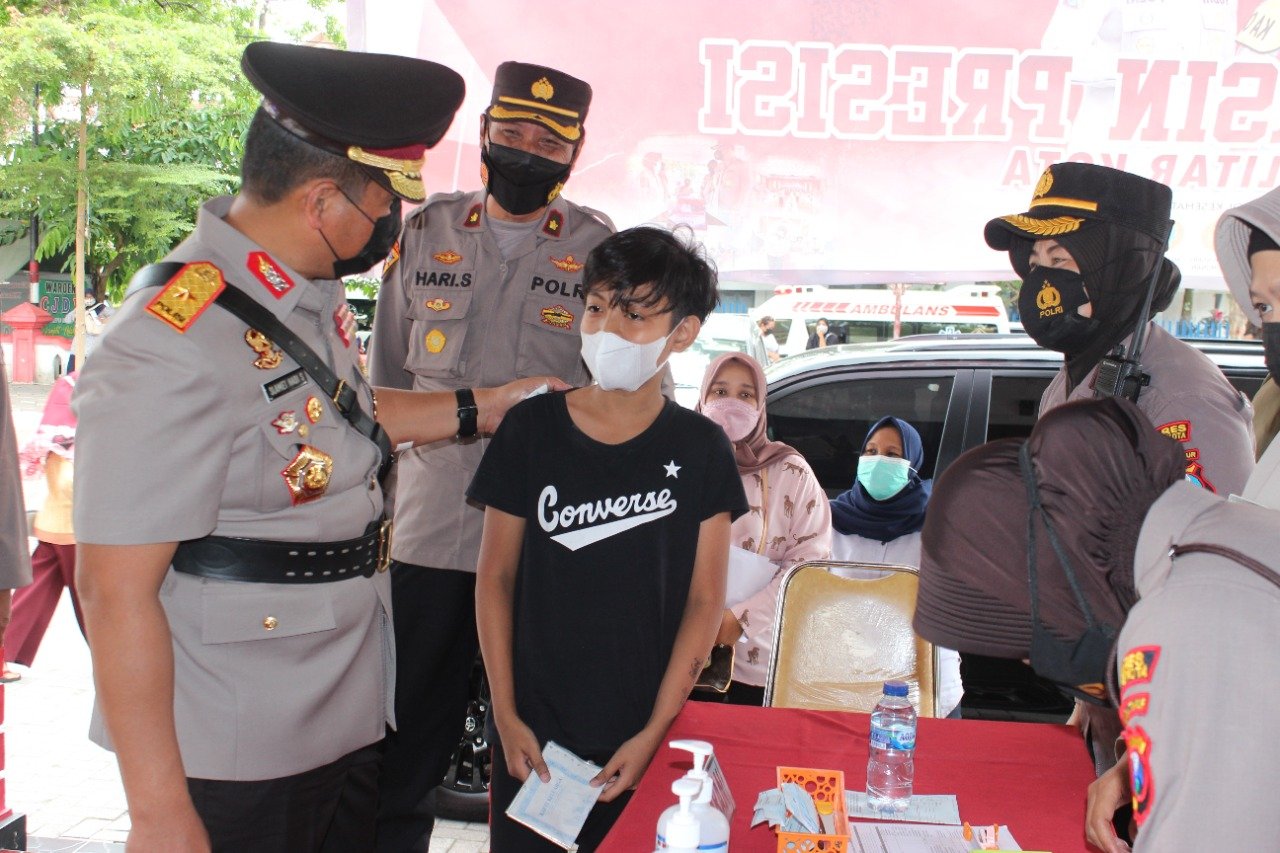 Ikuti Upacara Ziarah Dalam Rangka HUT TNI Ke-76, Wakapolda Jatim Sempatkan Tinjau Vaksinasi di Kota Blitar