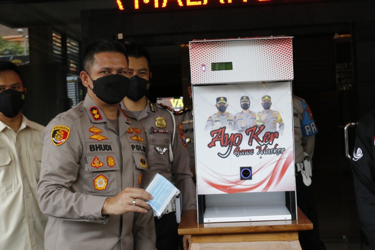 Pertama di Indonesia, Polresta Malang Kota Luncurkan Dispenser Masker