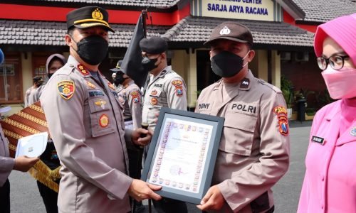 Picu Kinerja Pelayanan Publik Terbaik, 16 Personel Dapat Reward dari Kapolres Jember