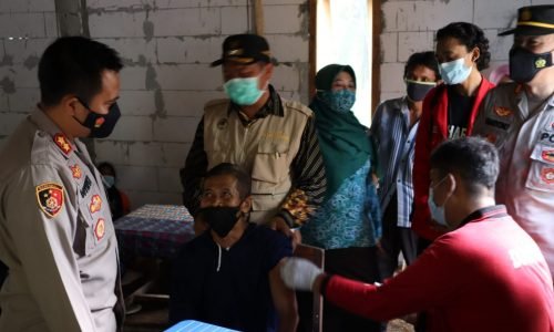 Peduli Kesehatan Kapolres Pacitan Distribusikan Kursi Roda hingga Vaksinasi Puluhan Lansia