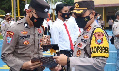 Inovasi Cemerlang Antarkan Bhabinkamtibmas Briptu Didin Raih Penghargaan Kapolres Pacitan