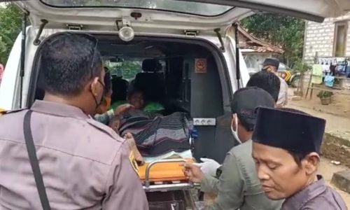 Gerak Cepat Bripka Khoirul Anam SH, Warga Tidak Mampu Di Desa Rong Dalam Omben Mendapatkan Perawatan Medis