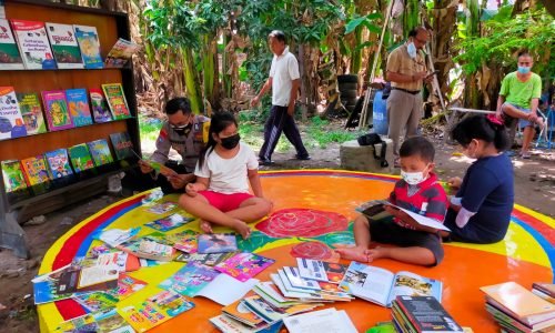 Bripka Sugeng Pendiri Taman bacaan bagi anak anak di Kelurahan Binaannya