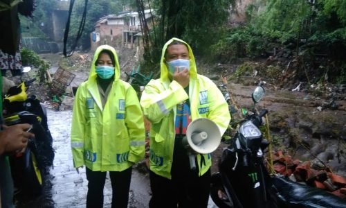 Bantu Korban Banjir di Malang,Sat Lantas Polresta Malang Kota Jemput Bola Urus Dokumen Warga yang Rusak dan Hilang Akibat Bencana