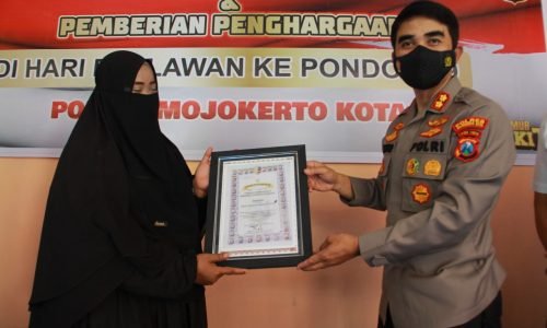 Kapolresta Mojokerto Beri Penghargaan Pengasuh ODGJ di Pondok 99 sebagai Pahlawan Kemanusiaan