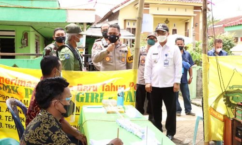 Kunjungi TPS Dengan Bersepeda Motor, Kapolresta Banyuwangi Pastikan Pilkades Serentak Berjalan Aman