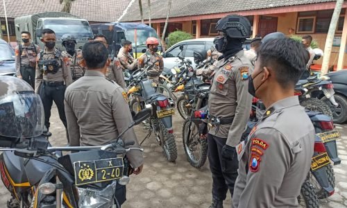 Antisipasi Penjarahan di Permukiman Warga Terdampak, Anggota Ditsamapta Polda Jatim Lakukan Patroli