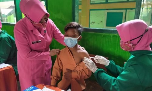 Maksimalkan Pencapaian Vaksinasi, Polres Sampang Kerahkan Bhayangkari Menjadi Sukarelawan Vaksinator Covid-19