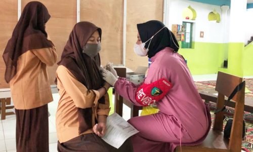Lakukan Vaksinasi, Sie Dokkes Polresta Malang Kembali Blusukan ke Ponpes
