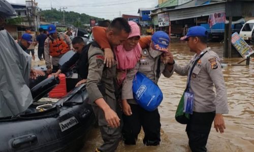 Peronil Gabungan TNI-POLRI dan Basarnas Serta Instansi Terkait Dikerahkan Bantu Evaluasi Korban Bencana Banjir dan Tanah Longsor