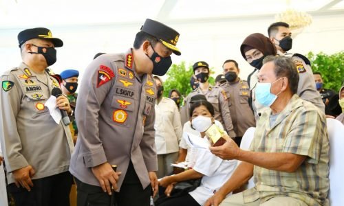 Tinjau Vaksinasi Serentak se-Indonesia, Kapolri Instruksikan Akselerasi ke Lansia dan Anak-Anak