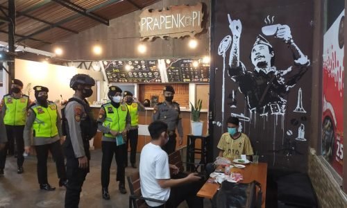 Patroli KRYD Ditsamapta Polda Jatim Sasar Prokes Dibeberapa Cafe dan Warkop di Surabaya