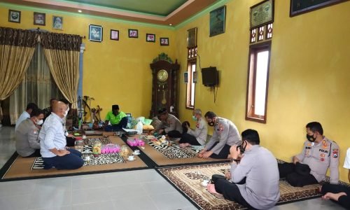 Jalin Sinergitas Ulama dan Umaro, Kapolres Magetan Silaturahmi Dengan KH. Hunaini (Mbah Unen) Pengasuh Ponpes Salafiyah Handurusiyyah Parang