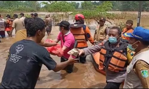 Polres Pasuruan Kota Bersama Instasi Terkait Berikan Bantuan Warga Terdampak Banjir