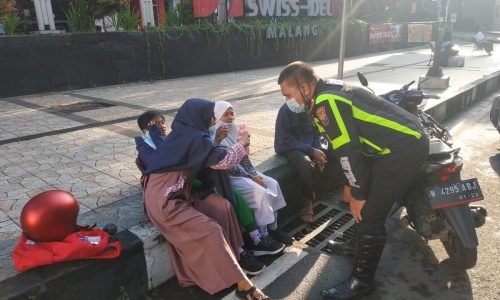 Satlantas Polresta Malang Kota Sigap Bantu Korban Kecelakaan