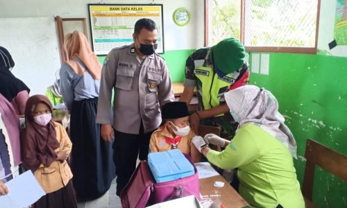 Kompak, Bhabinkamtibmas Dan Bhabinsa Monitoring Vaksinasi Anak di MI Nurul Hasan Ponorogo