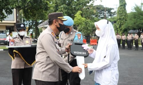 AKBP Arman S.IK, M.Si Serahkan 3 Sepeda Motor Pemenang Undian Doorprize Vaksinasi Serentak di Polres Sampang