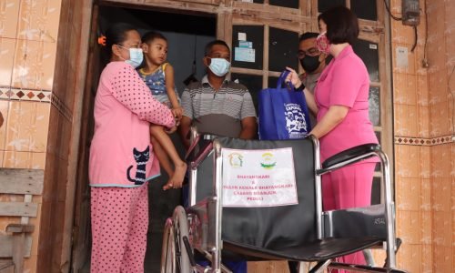 Polisi Peduli, Penyandang Disabilitas Terima Bantuan Kursi Roda dari Kapolres dan Ketua Bhayangkari Cabang Nganjuk