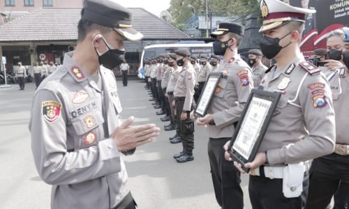 Kapolresta Malang Kota Beri Penghargaan Anggota Ungkap Narkoba 2,5 Kg