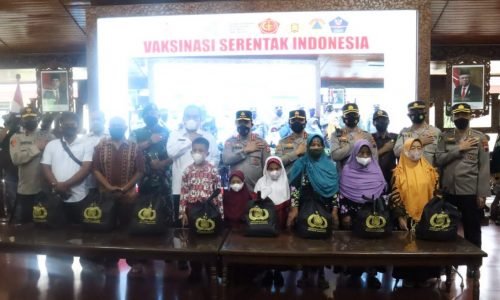 Kabareskrim Polri Bagikan Paket Sembako Untuk Warga Yang Ikut Vaksinasi Di Blora Jawa Tengah