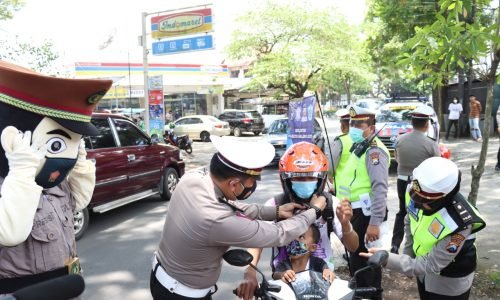 Helm Gratis di Operasi Keselamatan Semeru 2022 yang Digelar Polresta Malang Kota