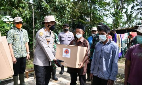Tanggap Bencana, Kapolres Bondowoso Beri Bantuan Korban Puting Beliung