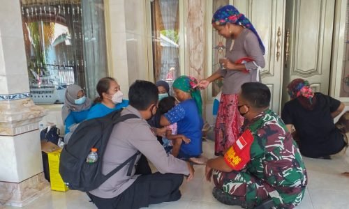 Polres Probolinggo Kota Gelar Vaksinasi Covid dan Tetanus Difteri Bagi Pelajar SD di Gili Ketapang