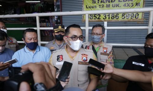 Satgas Pangan Polda Jatim Memantau Ketersediaan Minyak Goreng Curah/Kemasan di Pasar Wonokromo