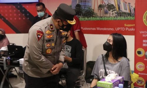 Wakapolda Jatim Cek Vaksinasi Dosis Tiga di Royal Plaza Surabaya-I