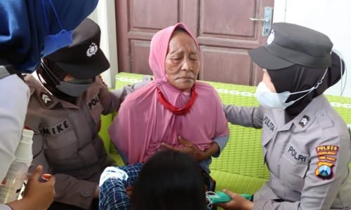 Polwan Polres Probolinggo Sigap Bantu Warga Lansia Saat Aksi Unjuk Rasa di Probolinggo