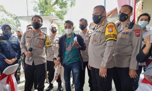 Kapolda Jatim bagikan Doorprize Kambing di vaksinasi Presisi Lumajang, seorang anak dan wartawan jadi salah satu pemenangnya