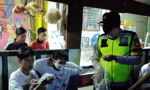 Tim Pamor Keris Polsek Sukun, Bagikan Masker untuk Pengunjung Warung Kopi Pinggir Jalan