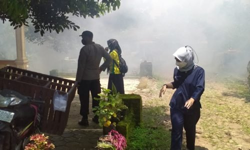 Bersama Tiga Pilar Polisi di Ngawi Lakukan Fogging Cegah DBD