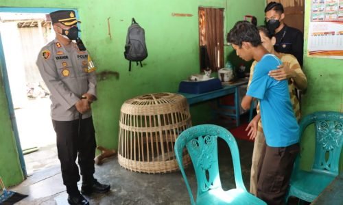 Berkah Ramadhan, Kapolres Magetan Blusukan Berikan Bansos Untuk Penyandang Disabilitas