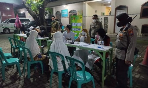 Polda Jatim Menggandeng Pengurus Masjid Gelar Vaksinasi Malam, capai 1006 Dosis Vaksin Booster